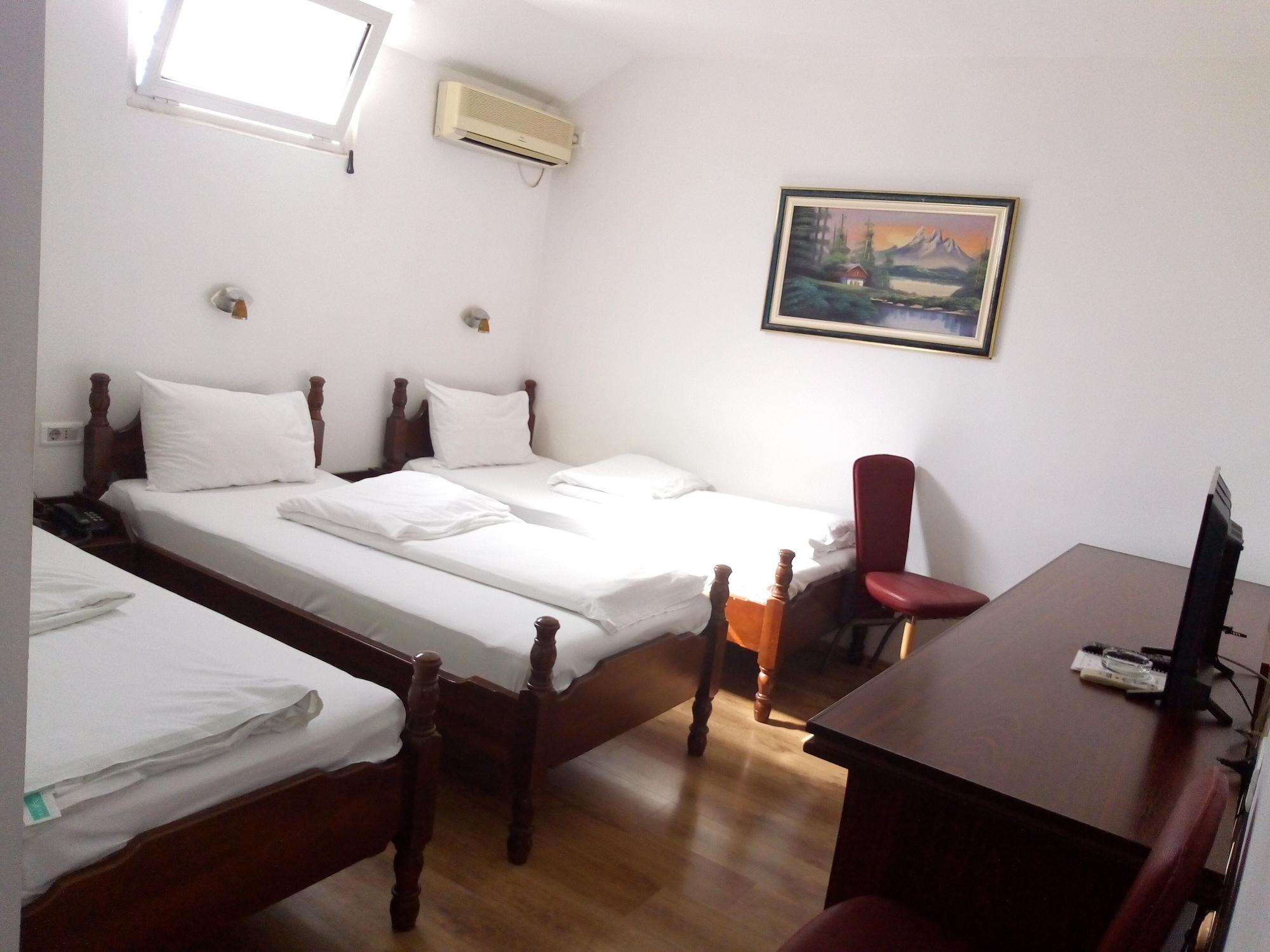 Hotel Evropa Podgorica Bagian luar foto