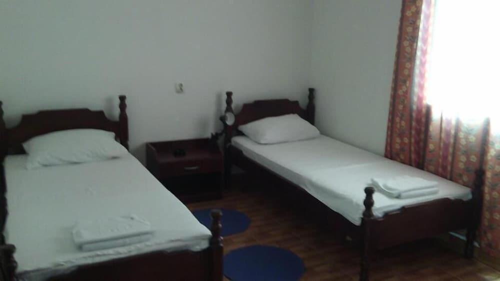 Hotel Evropa Podgorica Bagian luar foto