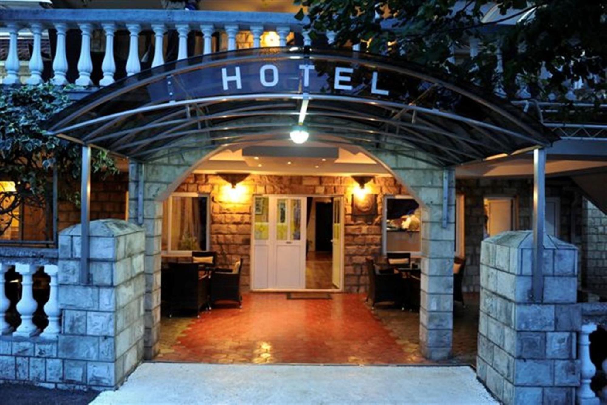 Hotel Evropa Podgorica Bagian luar foto