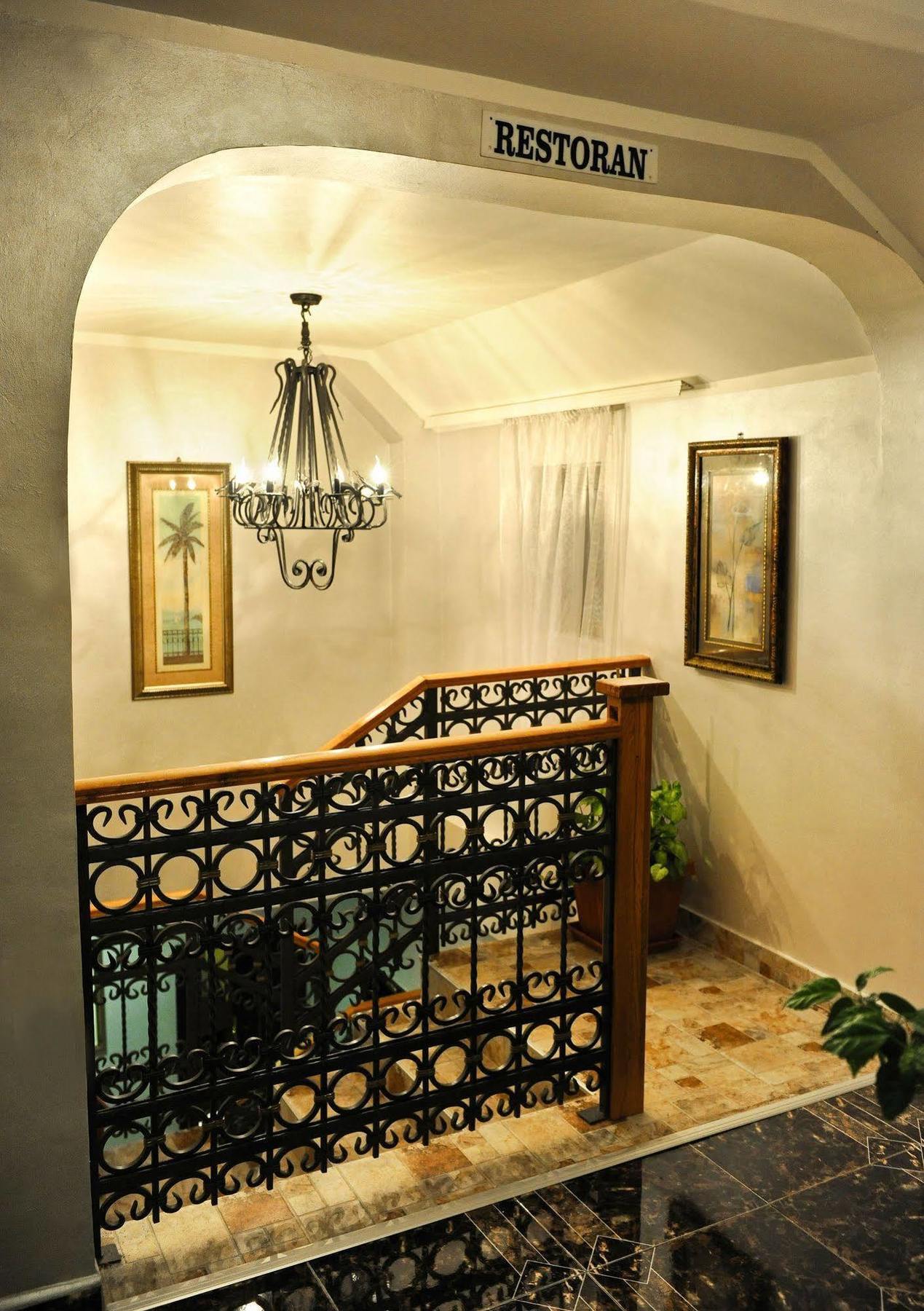 Hotel Evropa Podgorica Bagian luar foto